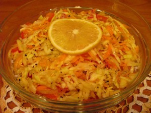 салат из моркови и яблок - готово