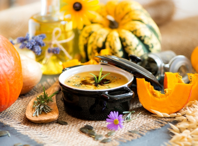 Тыквенный суп-пюре с помидорами и ароматными травами