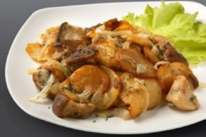 с луком и грибами жареный картофель