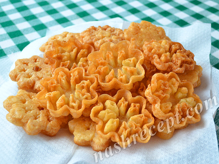 хворост из жидкого теста выкладываем на тарелку