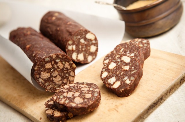 куски шоколадной колбасы