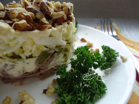 Салат Принц с говядиной, чесноком и солеными огурцами