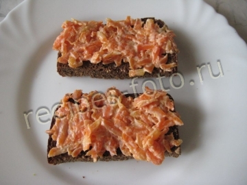 Бутерброды с селедкой и морковью на черном хлебе: рецепт праздничной закуски