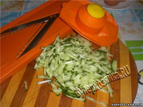 Салат с курицей и картофелем фри. Салат Гнездо глухаря.