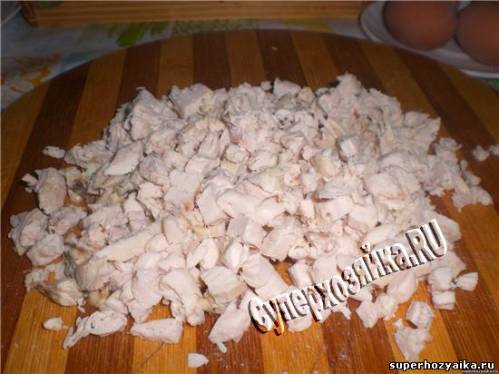 Салат с курицей и картофелем фри. Салат Гнездо глухаря.