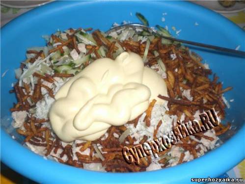 Салат с курицей и картофелем фри. Салат Гнездо глухаря.