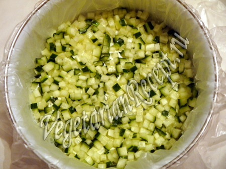 второй слой салата - огурцы