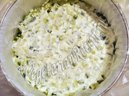 смазываем огурцы соусом