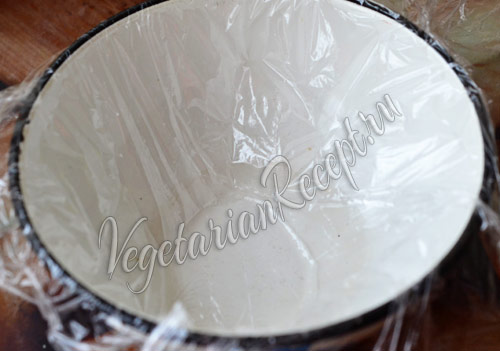 миска, застеленная пленкой