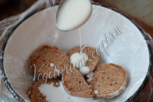 смазываем пряники кремом из сметаны