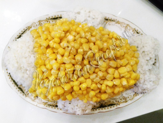 Украсить салат рыбку кукурузой