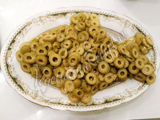 Выложить оливки