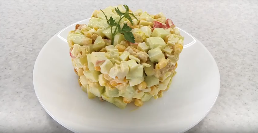 салат с крабовыми палочками с кукурузой и кириешками