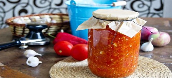 Аджика из помидор, чеснока и яблок