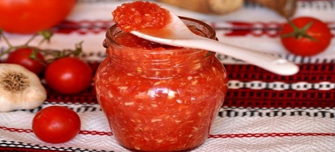 Аджика из помидоров, чеснока и хрена
