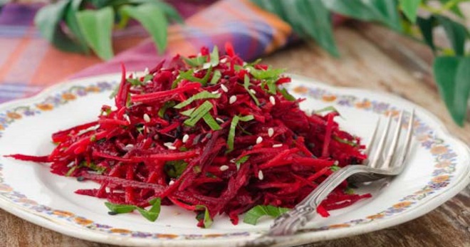 Салат из сырой свеклы - лучшие рецепты легкой закуски из свежих овощей