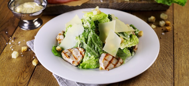 цезарь с пекинской капустой и курицей