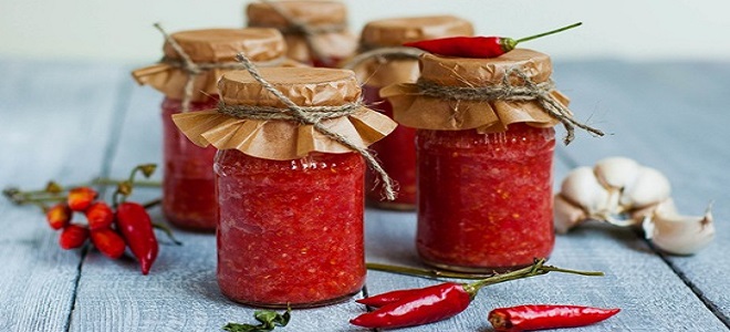 Острая аджика из помидор и чеснока