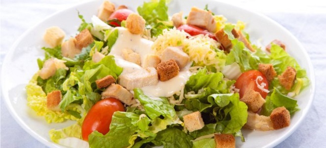 Салат Цезарь с копченой курицей