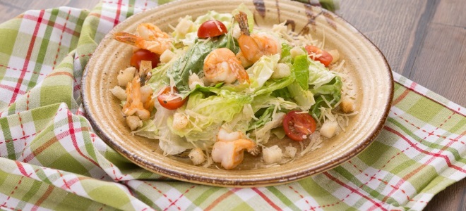 салат Цезарь с курицей