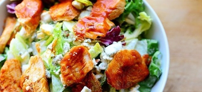 Салат Цезарь с жареной курицей