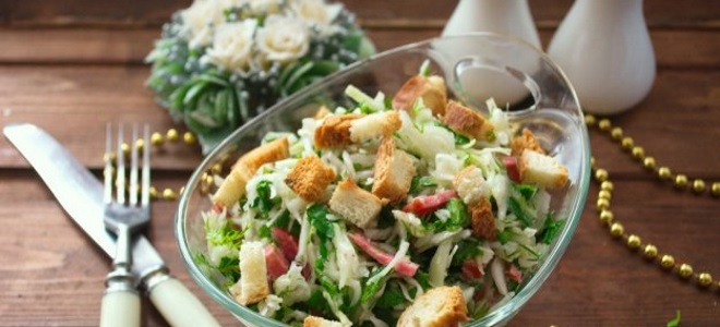 салат из капусты с сухариками и колбасой