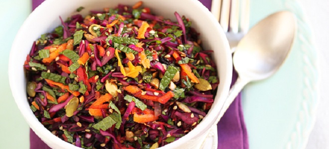 Салат из капусты со свеклой и чесноком