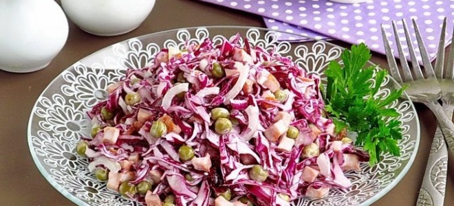 салат из красной капусты с копченой колбасой