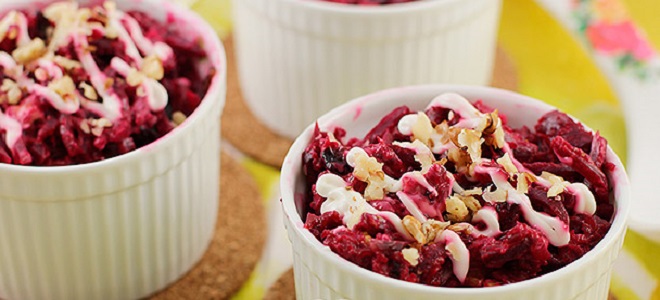 Салат из свеклы с черносливом и чесноком