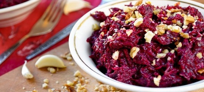 Салат из свеклы с орехами и чесноком