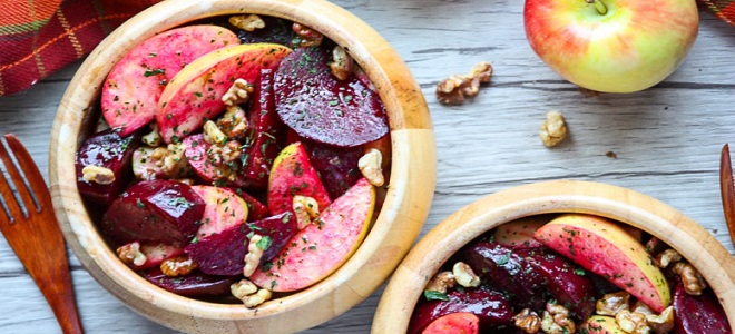 Салат из свеклы с яблоком и чесноком