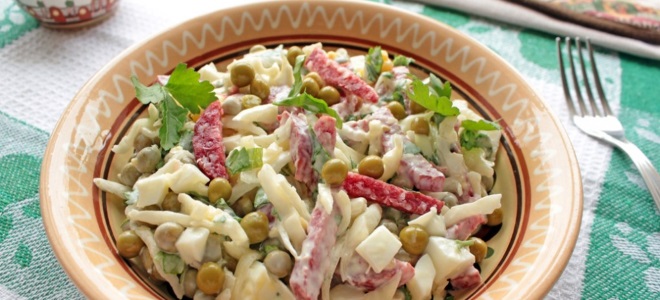 салат из свежей капусты с копченой колбасой