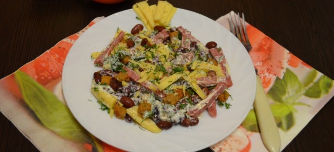 салат обжорка с колбасой и фасолью