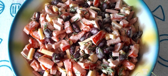 салат с фасолью и помидорами и колбасой