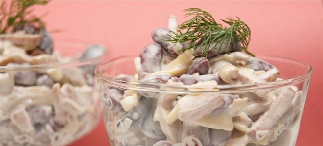 салат с фасолью и шампиньонами и колбасой
