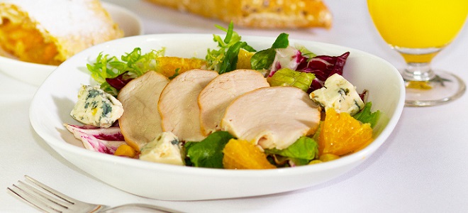 Салат с копченой куриной грудкой и кукурузой