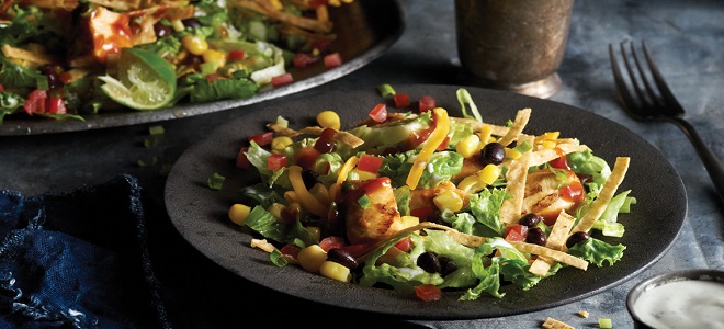 Салат с куриной грудкой фасолью и кукурузой