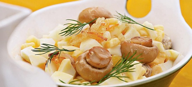 Салат с куриной грудкой кукурузой и грибами