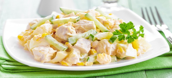 Салат с куриной грудкой, огурцом и кукурузой
