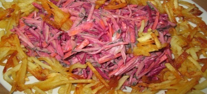 салат с сырой свеклой и жареной картошкой