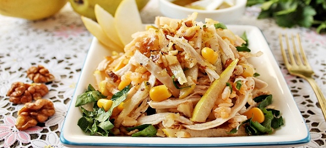 Салат с вареной куриной грудкой и кукурузой