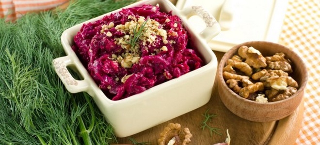 салат со свеклой и грецкими орехами
