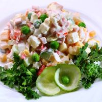 простой салат с копченой колбасой