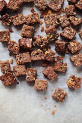 Чесночные гренки из черного хлеба к пиву