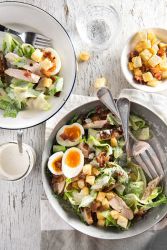 Классический салат «Цезарь» – рецепт с сухариками