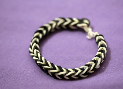 Как сплести браслет из резинок на пальцах 9