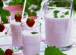 коктейль из клубники молока и мороженого