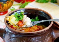 жаркое в горшочках по домашнему из свинины