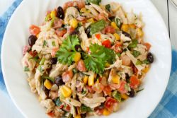 Салат с куриной грудкой и кукурузой