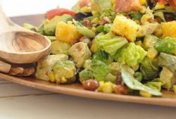 Салат с курицей, кукурузой и сухариками